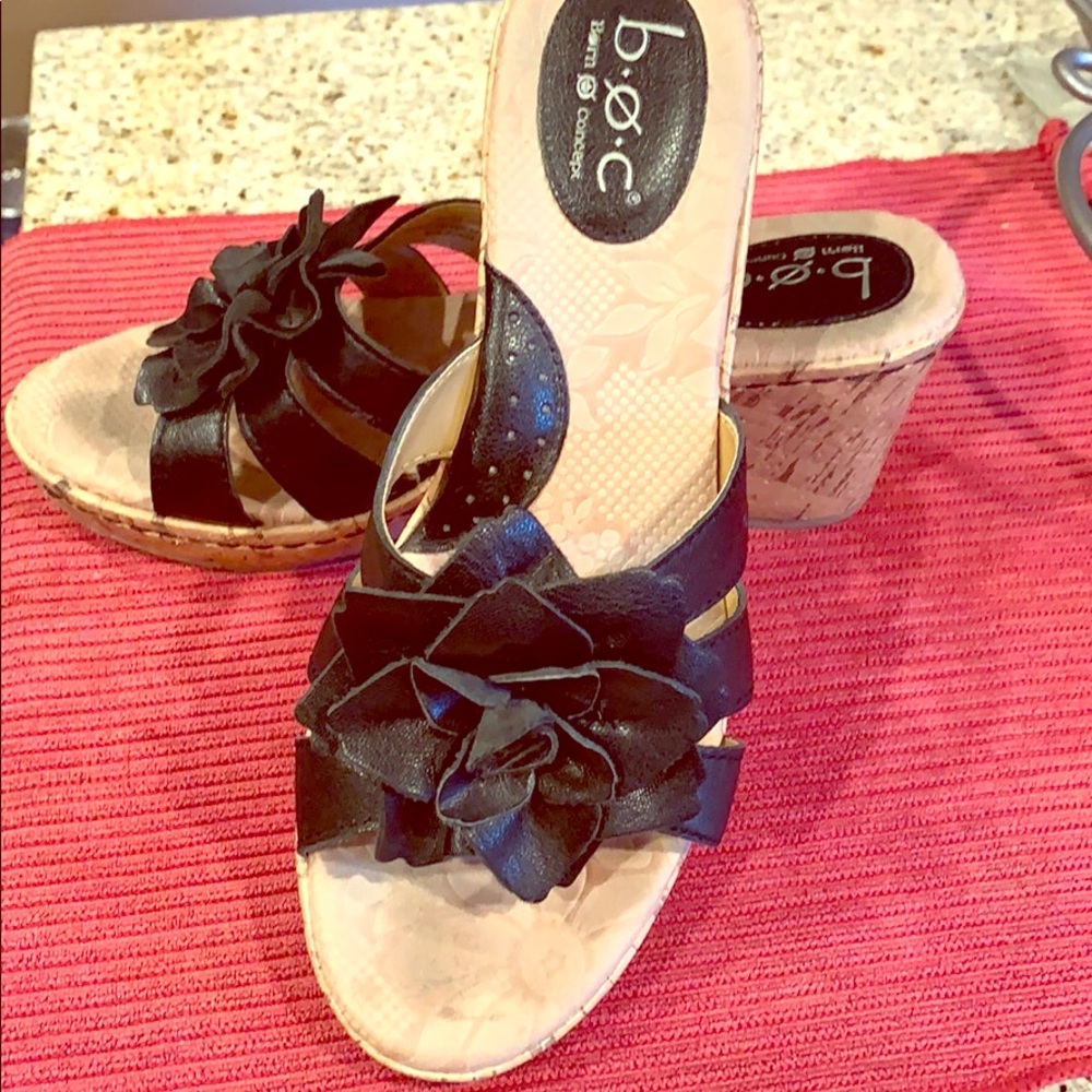 Born b.o.c. Leather flower wedges